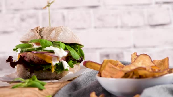 Friska Veganska Burgare Med Färska Grönsaker Och Yoghurtsås Rustik Köksbänk — Stockvideo