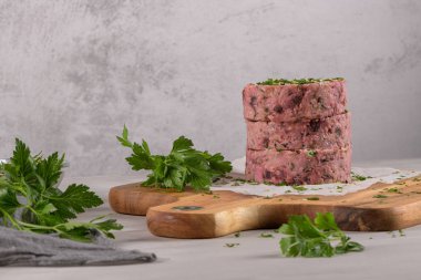 Pancar ve beyaz fasulye ile çiğ vejetaryen burger