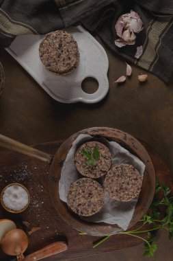 Siyah fasulye ile çiğ vejetaryen burger