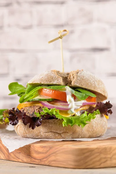 Hälsosam vegan Burger med färska grönsaker och yoghurt sås — Stockfoto