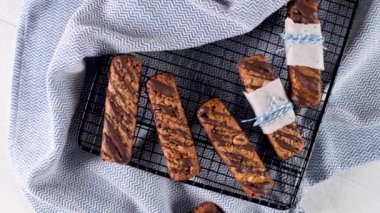 Mutfak tezgahı üst fıstık ve çikolata ile Tahıl barlar.