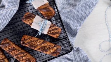 Mutfak tezgahı üst fıstık ve çikolata ile Tahıl barlar.