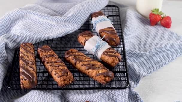 Graan Repen Met Pinda Chocolade Tegen Bovenkant Van Keuken — Stockvideo