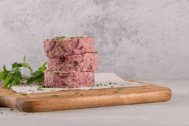 Pancar ve beyaz fasulye ile çiğ vejetaryen burger