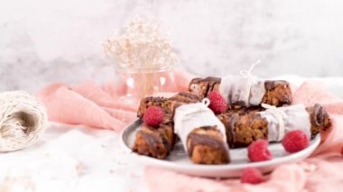 Mutfak tezgahı üst üzerinde ahududu ile fıstık ve çikolata ile Tahıl barlar.