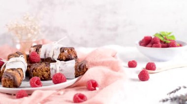 Mutfak tezgahı üst üzerinde ahududu ile fıstık ve çikolata ile Tahıl barlar.