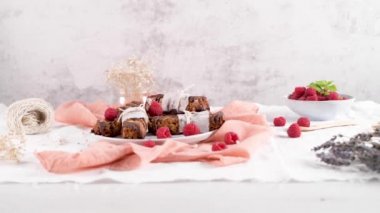 Mutfak tezgahı üst üzerinde ahududu ile fıstık ve çikolata ile Tahıl barlar.