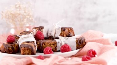 Mutfak tezgahı üst üzerinde ahududu ile fıstık ve çikolata ile Tahıl barlar.