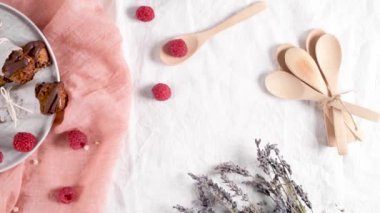 Mutfak tezgahı üst üzerinde ahududu ile fıstık ve çikolata ile Tahıl barlar.