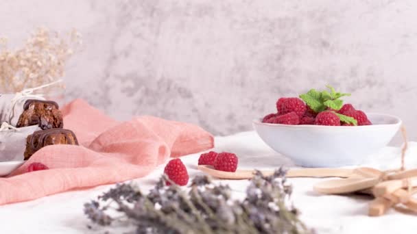 Barras Cereales Con Cacahuetes Chocolate Con Frambuesas Encimera Cocina — Vídeo de stock