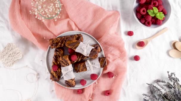 Barrette Cereali Con Arachidi Cioccolato Con Lamponi Sul Piano Cucina — Video Stock