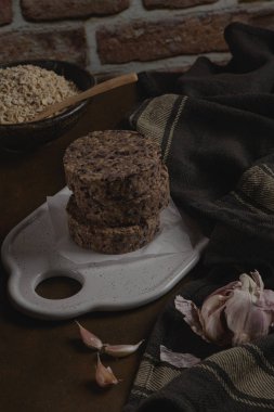 Siyah fasulye ile çiğ vejetaryen burger