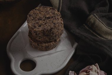 Siyah fasulye ile çiğ vejetaryen burger