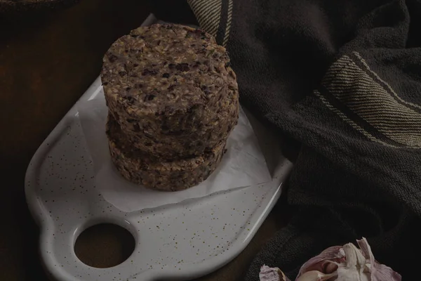 Siyah fasulye ile çiğ vejetaryen burger