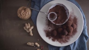 Kakao tozu ve fıstık ile plaka üzerinde Zanaat çikolata yer mantarı.