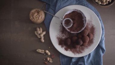 Kakao tozu ve fıstık ile plaka üzerinde Zanaat çikolata yer mantarı.