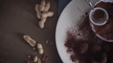Kakao tozu ve fıstık ile plaka üzerinde Zanaat çikolata yer mantarı.