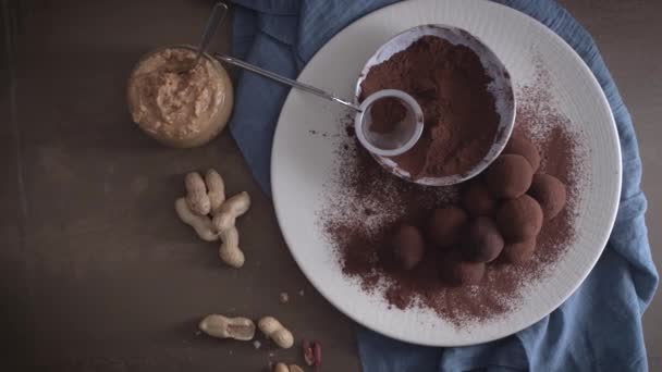 Χειροποίητα Τρούφες Σοκολάτας Πλάκα Σκόνη Κακάο Και Φιστίκια — Αρχείο Βίντεο