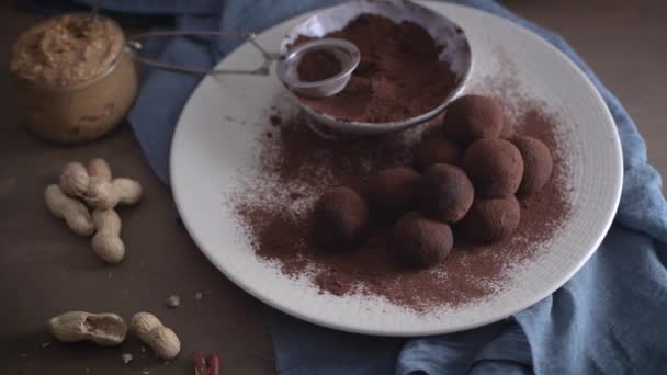 Truffes Chocolat Artisanales Sur Assiette Avec Cacao Poudre Cacahuètes — Video