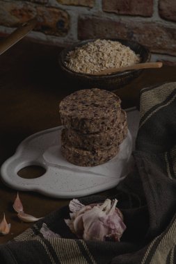 Siyah fasulye ile çiğ vejetaryen burger