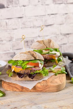 Taze sebze ve yoğurt soslu sağlıklı vegan burger