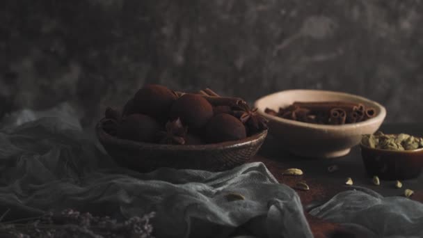用可可粉和花生制作盘子里的巧克力松露 — 图库视频影像