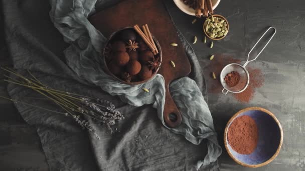 Ambachtelijke Chocolade Truffels Plaat Met Cacaopoeder Pinda — Stockvideo
