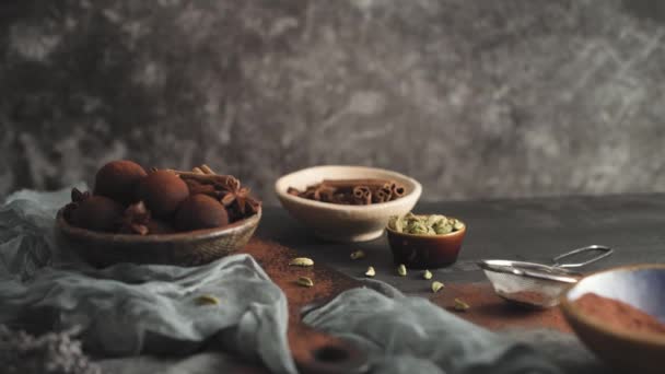 用可可粉和花生制作盘子里的巧克力松露 — 图库视频影像