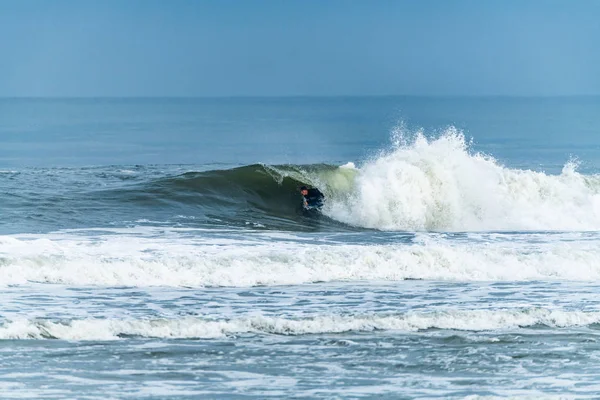 Bodyboarder surfing ocean bølge - Stock-foto