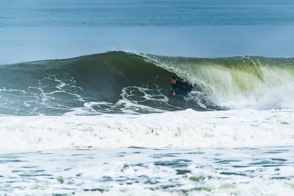 Bodyboarder surfen ocean wave — Stockfoto