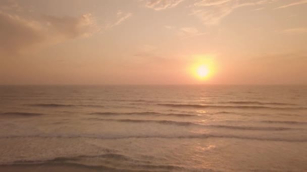 海滩和沙丘在日落时在葡萄牙阿威罗 Murtosa 的鸟瞰图 鸟瞰图 — 图库视频影像