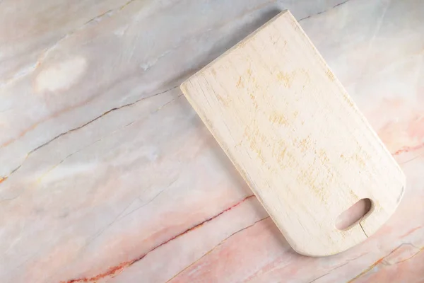 Wooden cutting board on a gray marble background — Stock Photo, Image