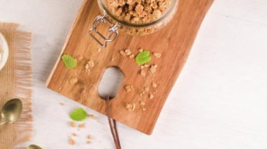 Granola böğürtlen ve ahududu. Açık beyaz ahşap arka planda ev yapımı yoğurt. Sağlıklı gıda konsepti.