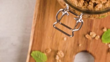 Granola böğürtlen ve ahududu. Açık beyaz ahşap arka planda ev yapımı yoğurt. Sağlıklı gıda konsepti.