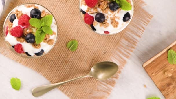 Granola More Lamponi Yogurt Fatto Casa Vetro Fondo Legno Bianco — Video Stock