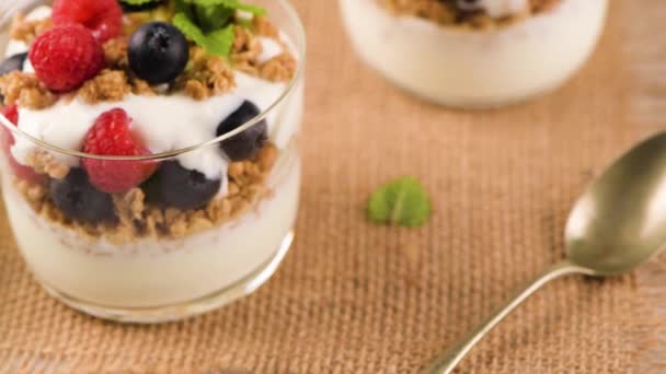 Granola More Lamponi Yogurt Fatto Casa Vetro Fondo Legno Bianco — Video Stock