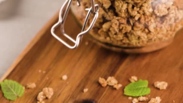 Granola Βατόμουρα Και Σμέουρα Σπιτικό Γιαούρτι Ποτήρι Ανοιχτό Λευκό Ξύλινο — Αρχείο Βίντεο