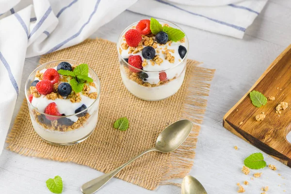Гранона с красными фруктами домашний йогурт — стоковое фото