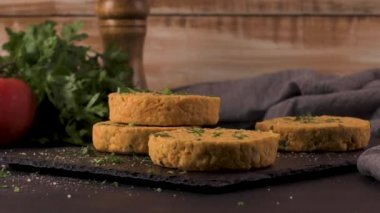 Çiğ vejetaryen burger ve nohut ve maydanoz yapraklı sebze mutfak tezgahında..