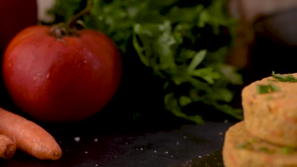 Hamburger Vegetariano Crudo Con Ceci Verdure Con Foglie Prezzemolo Sul — Video Stock