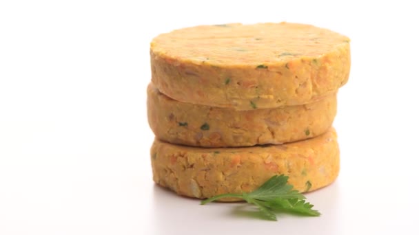 Hambúrgueres Vegetarianos Crus Com Grão Bico Legumes Com Folhas Salsa — Vídeo de Stock