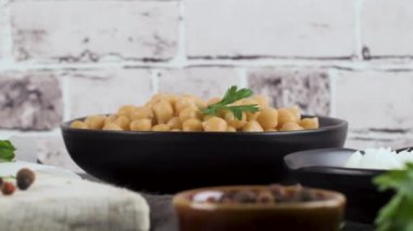 Çiğ vejetaryen burger, nohut, sebze ve maydanozlu mutfak tezgahında..