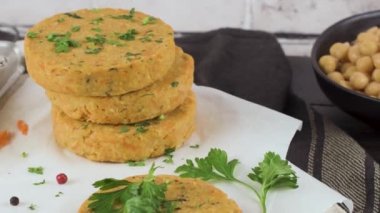 Çiğ vejetaryen burger, nohut, sebze ve maydanozlu mutfak tezgahında..