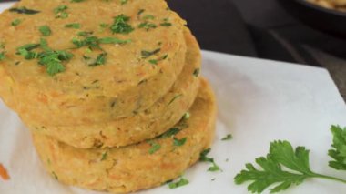 Çiğ vejetaryen burger, nohut, sebze ve maydanozlu mutfak tezgahında..