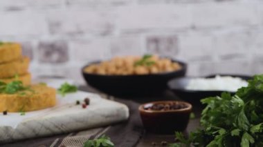 Çiğ vejetaryen burger, nohut, sebze ve maydanozlu mutfak tezgahında..