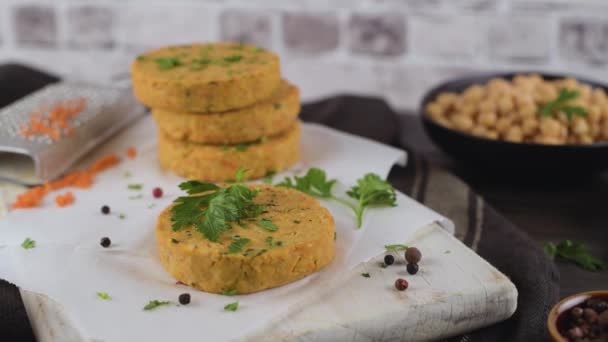 Çiğ Vejetaryen Burger Nohut Sebze Maydanozlu Mutfak Tezgahında — Stok video