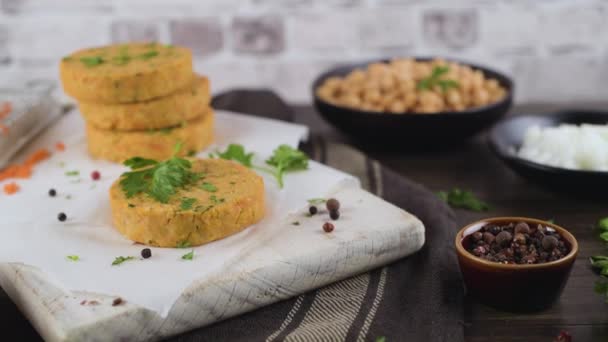 Hambúrguer Vegetariano Cru Com Grão Bico Legumes Folhas Salsa Bancada — Vídeo de Stock