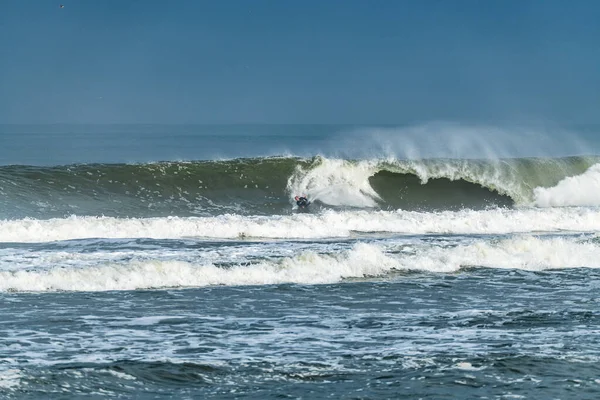 Bodyboarder surfing ocean fala — Zdjęcie stockowe