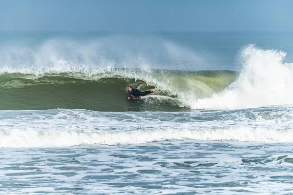 Bodyboarder 서핑 바다 물결 — 스톡 사진