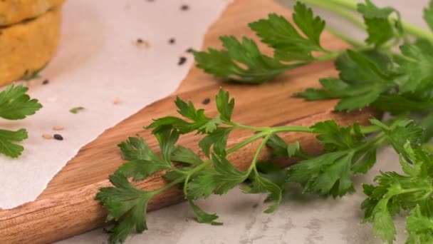 Hambúrguer Vegetariano Cru Com Grão Bico Legumes Folhas Salsa Bancada — Vídeo de Stock